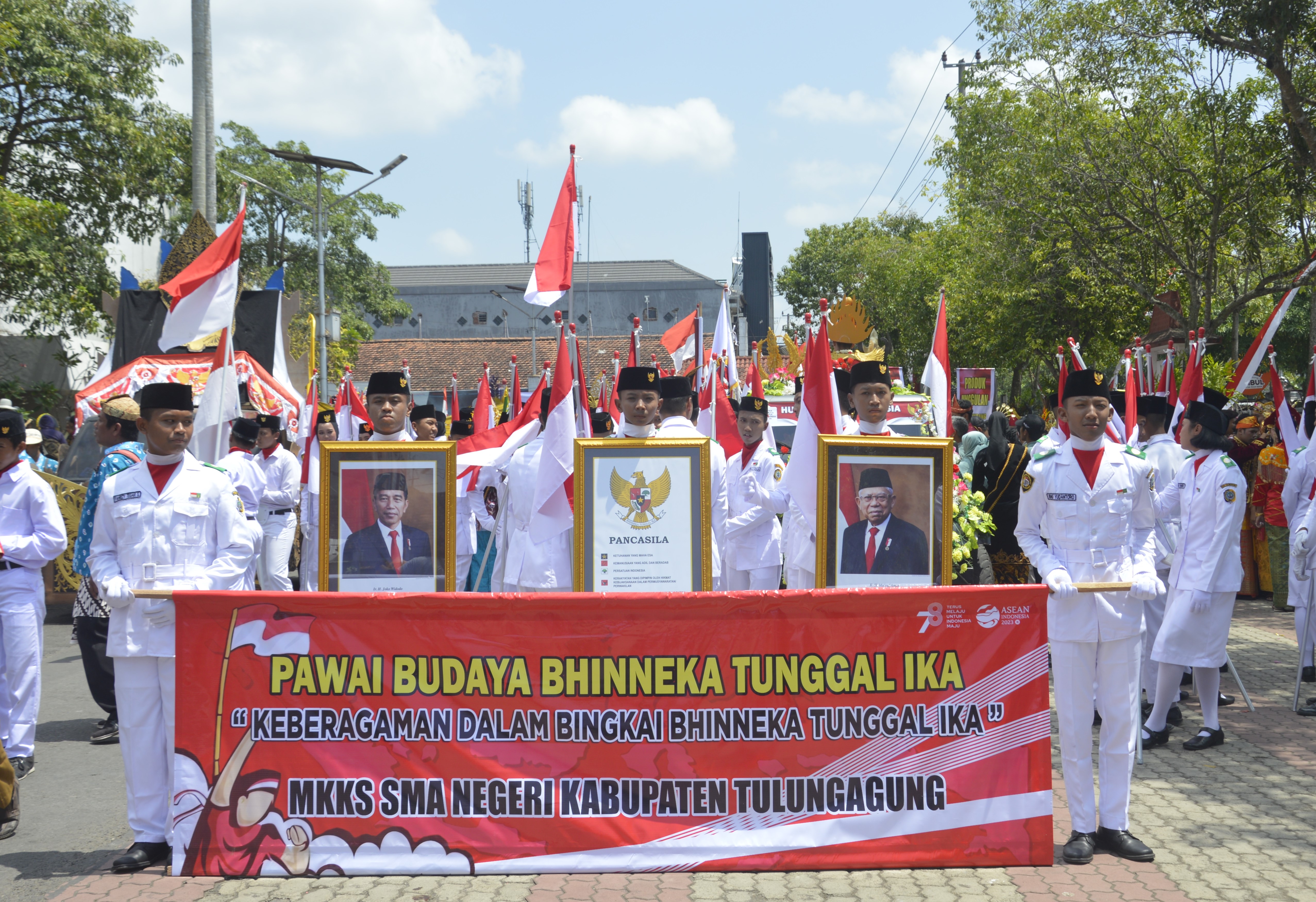 SMAN 1 KAUMAN TURUT SERTA MEMERIAHKAN PAWAI BHINEKA TUNGGAL IKA MEMPERINGATI HUT RI KE-78