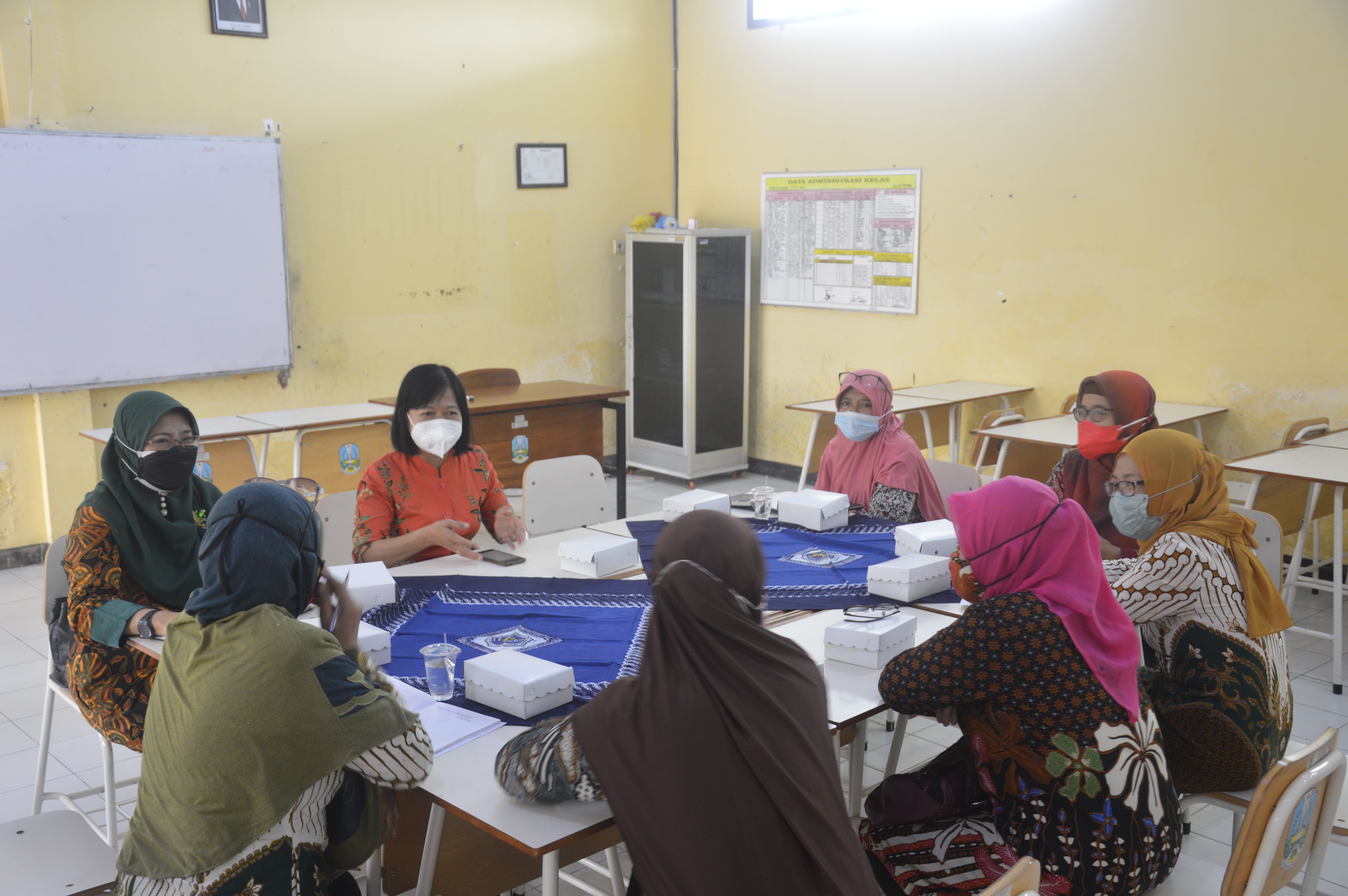 RAPAT PENGURUS DHARMA WANITA SMANSAKA : PERSIAPAN TEKNIS LOMBA HUT DWP KE 23 