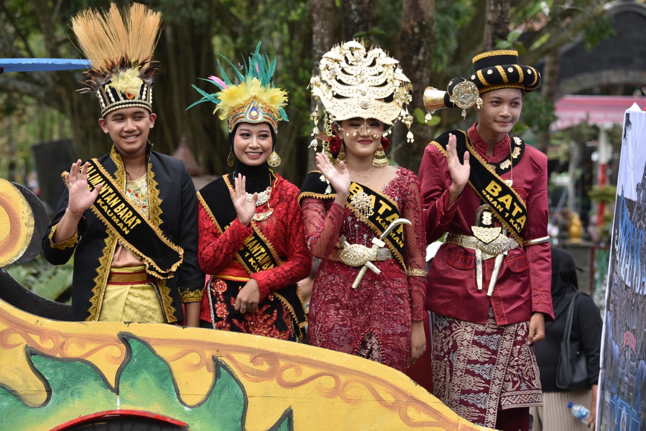 SMAN 1 KAUMAN MEMERIAHKAN PAWAI BUDAYA HARI JADI TULUNGAGUNG KE-817 