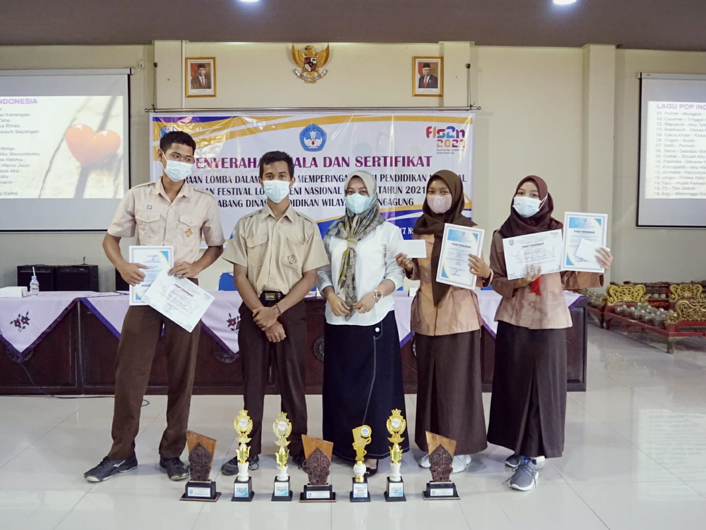 PENYERAHAN PIALA BAGI JUARA FLS2N SMA 2021