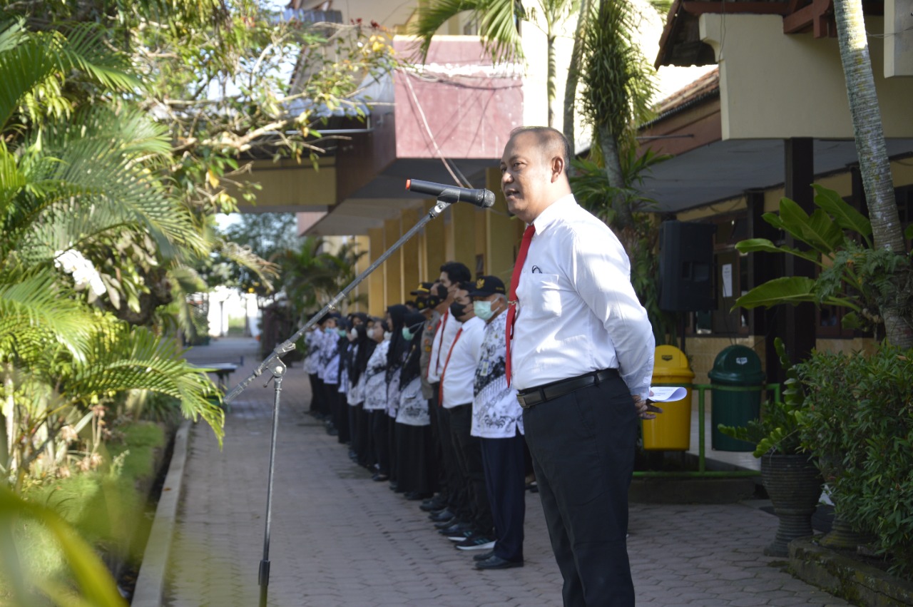 EDUKASI BAHAYA NARKOBA DARI POLSEK TA DALAM UPACARA BENDERA DI SMAN 1 KAUMAN TULUNGAGUNG