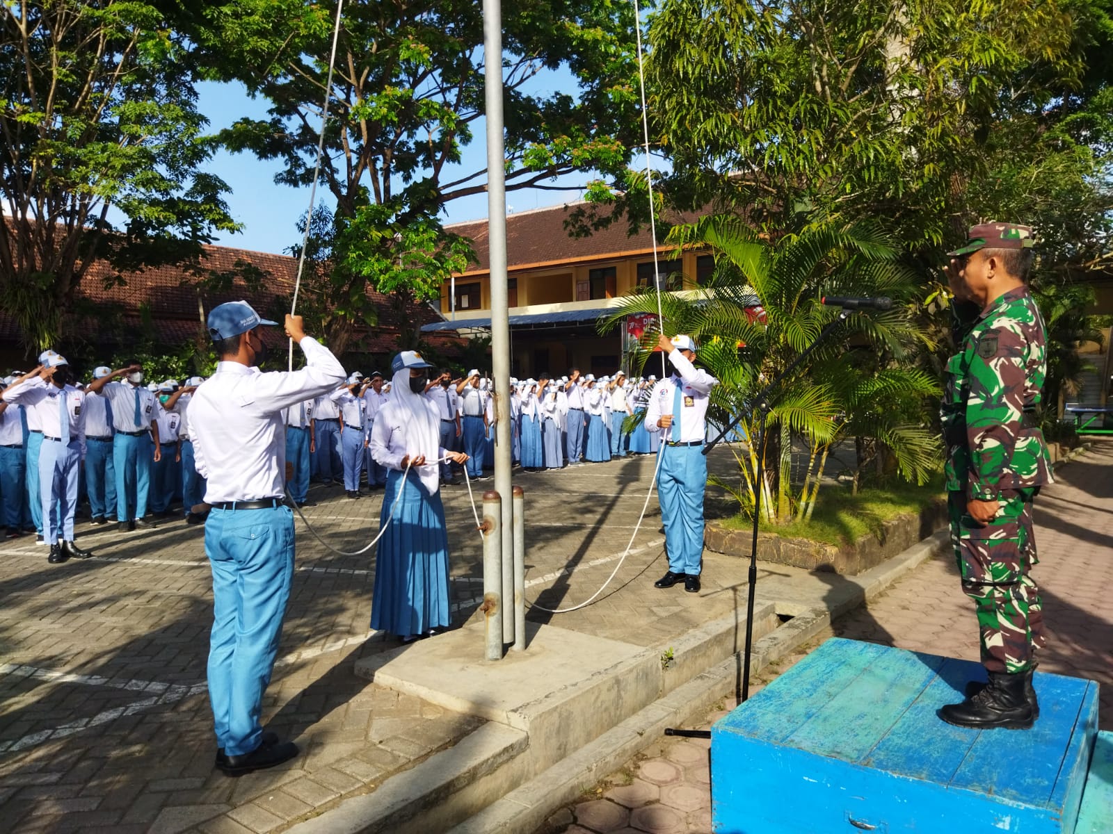 AMANAH DANRAMIL 0807/13 KAUMAN DALAM UPACARA BENDERA DI SMAN 1 KAUMAN