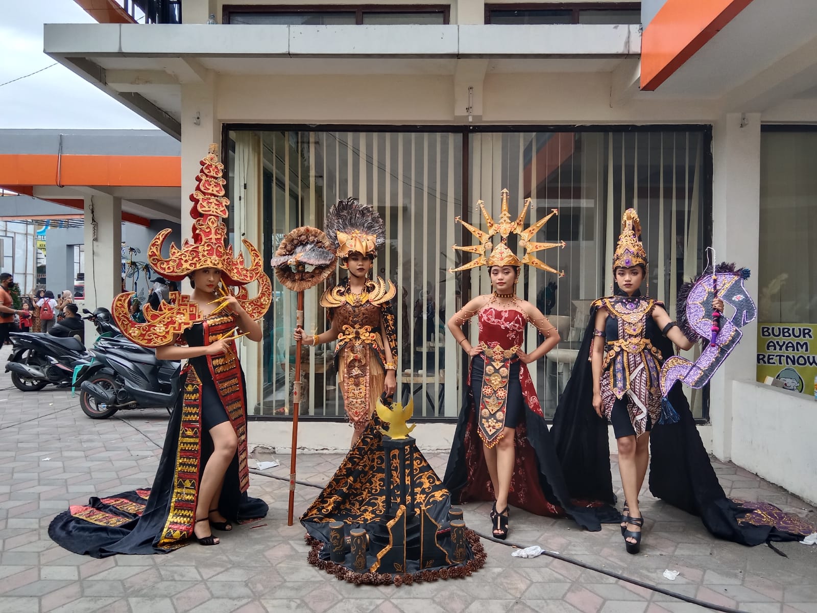 SMAN 1 KAUMAN MEMERIAHKAN TULUNGAGUNG INTERNATIONAL BATIK CARNIVAL